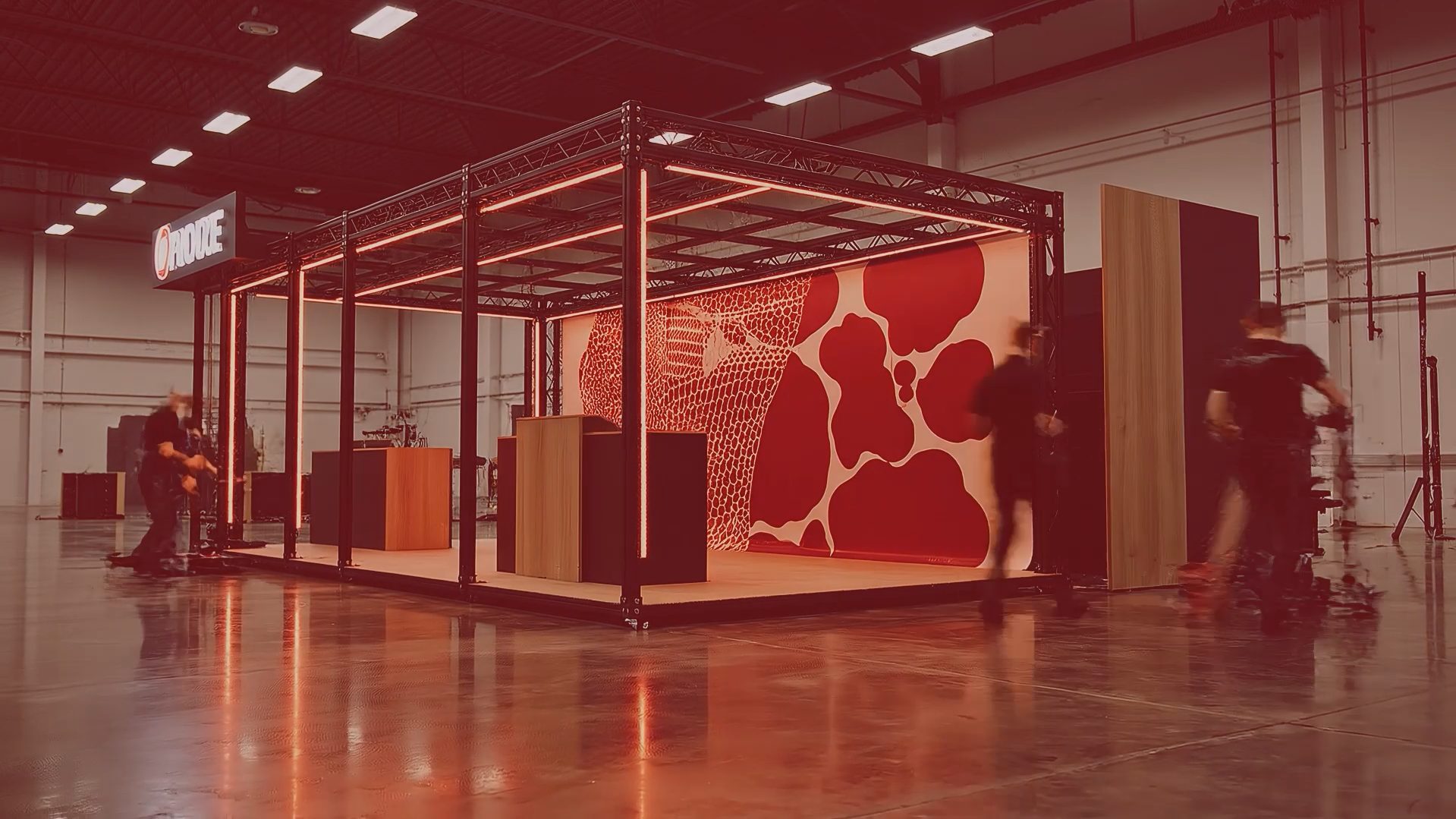 Equipo DOW en producción e instalación de piezas publicitarias